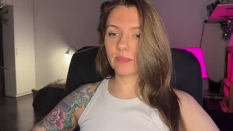 Snapshot of _private_person_ chatting on 12-20-24, 05:29 HADLY today day-off see u online 0112 online show from 12-20-24, 05:29