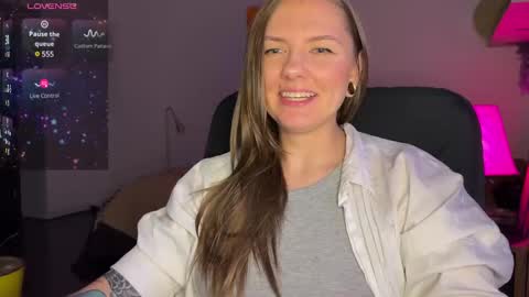 Snapshot of _private_person_ chatting on 01-10-25, 05:45 HADLY today day-off see u online 0112 online show from 01-10-25, 05:45