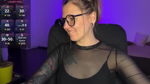 Snapshot of _private_person_ chatting on 01-26-25, 06:27 HADLY today day-off see u online 0112 online show from 01-26-25, 06:27