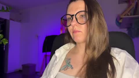 Snapshot of _private_person_ chatting on 02-13-25, 06:27 HADLY today day-off see u online 0112 online show from 02-13-25, 06:27