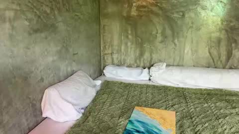  HADLY today day-off see u online 0112  online show from 10-19-25, 07:31