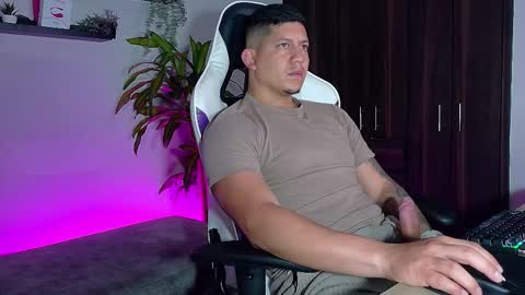 Roberto online show from 11-25-25, 01:11