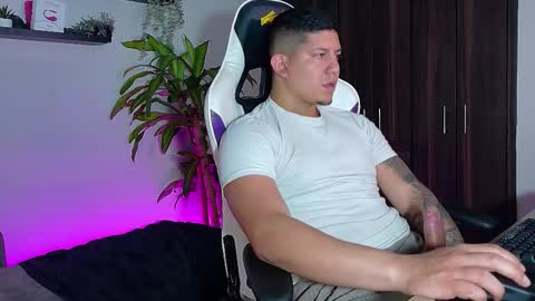 Roberto online show from 11-28-25, 03:58