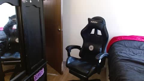 Snapshot of _schnnneider_ chatting on 10-08-25, 08:17 SCHNEIDER online show from 10-08-25, 08:17