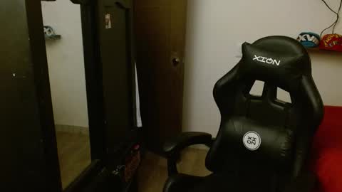 Snapshot of _schnnneider_ chatting on 11-19-25, 04:56 SCHNEIDER online show from 11-19-25, 04:56