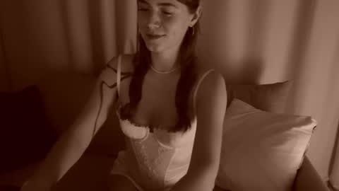Snapshot of _sensualia_ chatting on 11-13-25, 08:41 Lia online show from 11-13-25, 08:41