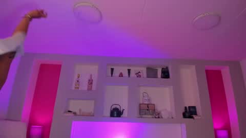 Sofia Miller online show from 10-17-25, 04:04