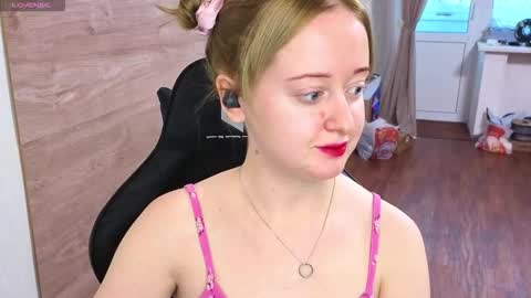 Snapshot of _sofiy_milashka chatting on 10-20-25, 03:18 Sofiy online show from 10-20-25, 03:18