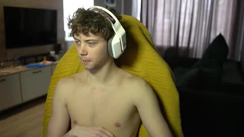 OLIVERpvt is open online show from 03-08-26, 08:18