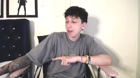 Snapshot of _thomas_hot_ chatting on 10-21-25, 01:50 Thomas online show from 10-21-25, 01:50