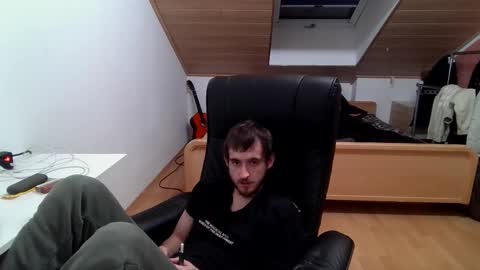 Snapshot of _v_l_a_d_ chatting on 11-19-25, 07:58 Vlad online show from 11-19-25, 07:58