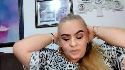 Snapshot of _valerie_rose chatting on 10-22-25, 10:09 Valerie online show from 10-22-25, 10:09
