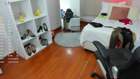 Snapshot of _victoria_collins chatting on 03-09-25, 01:59 Sol online show from 03-09-25, 01:59