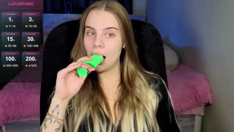 Snapshot of _wednesday_addams_ chatting on 10-22-25, 11:32 Vera online show from 10-22-25, 11:32