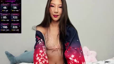 Snapshot of _yuriko chatting on 11-14-25, 12:53 Mia online show from 11-14-25, 12:53