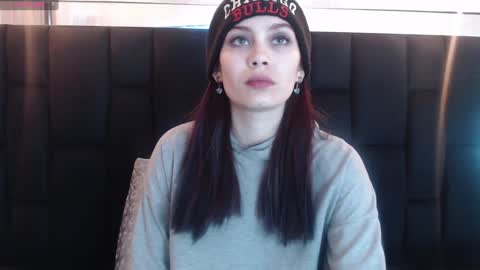 Yuyi online show from 12-31-24, 01:08