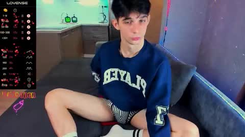 Snapshot of aaron_bang chatting on 10-12-25, 01:26 Aaron Bang online show from 10-12-25, 01:26