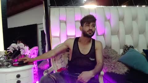 aaron_jones_1 online show from 04-15-26, 09:04