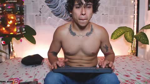 Snapshot of aaron_manuel chatting on 12-29-24, 05:10 Manul online show from 12-29-24, 05:10