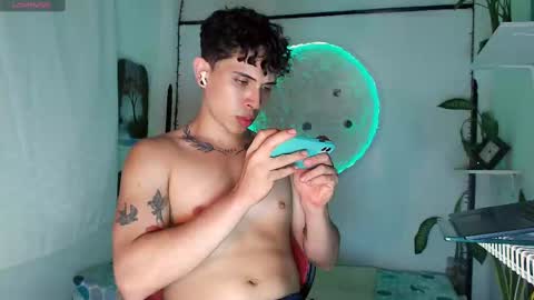 Snapshot of aaron_manuel chatting on 03-09-25, 12:42 Manul online show from 03-09-25, 12:42