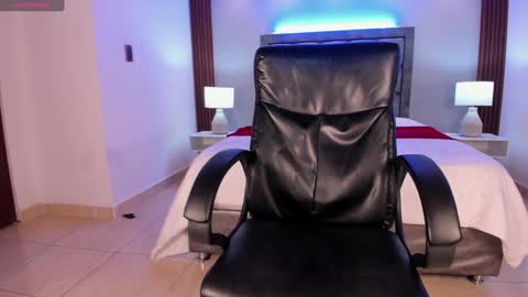 Snapshot of aaron_whitee chatting on 01-14-25, 11:58 Aaron online show from 01-14-25, 11:58