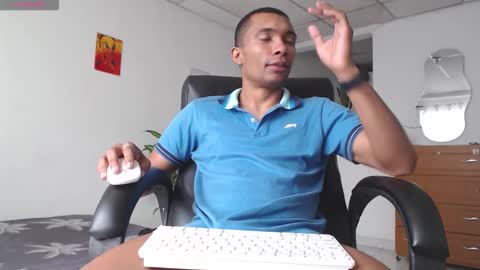 Heyy my name is Aaron online show from 11-30-25, 02:43