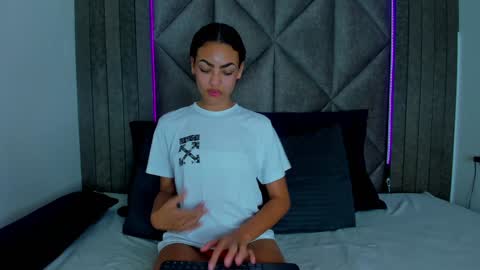 Snapshot of aashleytaylor chatting on 01-21-25, 07:39 AASHLEY online show from 01-21-25, 07:39