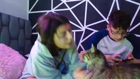 Snapshot of abby_and_chriss18 chatting on 02-23-25, 07:00 Abby y Crhiss online show from 02-23-25, 07:00