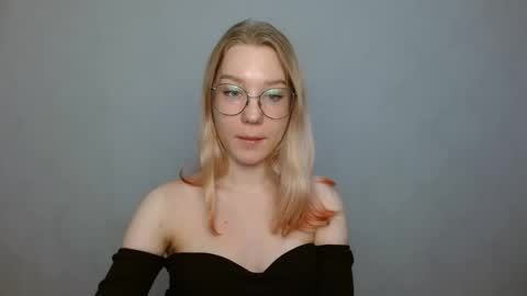 Abby Lovense is active online show from 01-14-25, 11:31