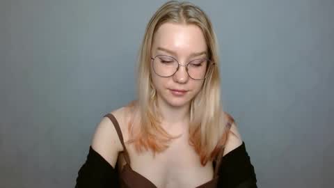 Abby Lovense is active online show from 01-25-25, 11:44