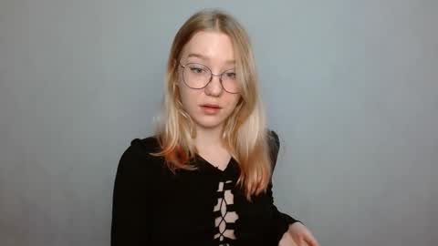 Abby Lovense is active online show from 02-06-25, 12:05