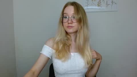 Abby Lovense is active online show from 09-09-25, 09:31