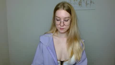 Snapshot of abbymoore__ chatting on 11-03-25, 10:05 Abby Lovense is active online show from 11-03-25, 10:05