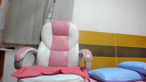 Snapshot of abiigail_fox chatting on 02-28-25, 03:04 Abigail online show from 02-28-25, 03:04