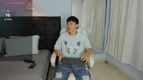 abraham_horny18 online show from 11-07-25, 08:31