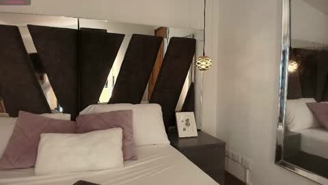 Snapshot of abril_lee__ chatting on 10-10-25, 07:57 Abril online show from 10-10-25, 07:57