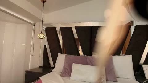 Snapshot of abril_lee__ chatting on 10-18-25, 09:37 Abril online show from 10-18-25, 09:37