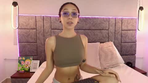 Snapshot of abril_lee__ chatting on 10-24-25, 06:59 Abril online show from 10-24-25, 06:59