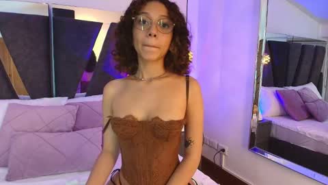 Snapshot of abril_lee__ chatting on 11-27-25, 08:22 Abril online show from 11-27-25, 08:22