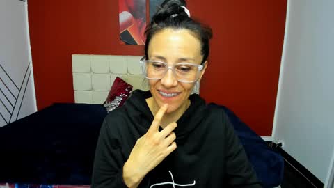 Snapshot of abrillee1 chatting on 01-12-25, 10:02 ABRIL online show from 01-12-25, 10:02