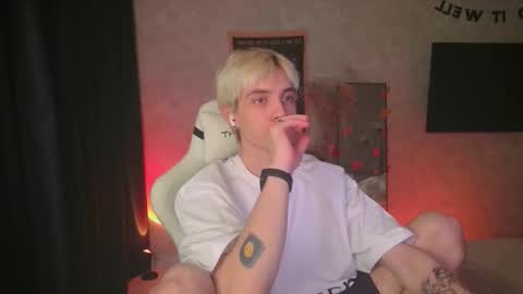 Snapshot of abslut chatting on 10-22-25, 03:56 Nick online show from 10-22-25, 03:56