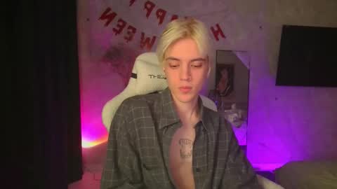 Snapshot of abslut chatting on 11-08-25, 04:51 Nick online show from 11-08-25, 04:51