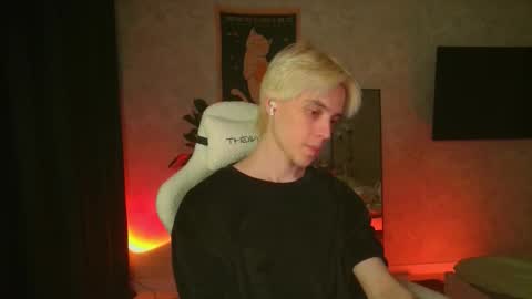 Snapshot of abslut chatting on 11-10-25, 01:32 Nick online show from 11-10-25, 01:32