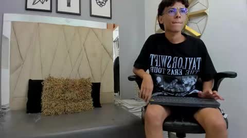 Snapshot of adams_bobby chatting on 10-28-25, 12:19 Adams Bobby online show from 10-28-25, 12:19