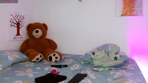 ADAMS Y NIKI online show from 02-15-25, 08:01