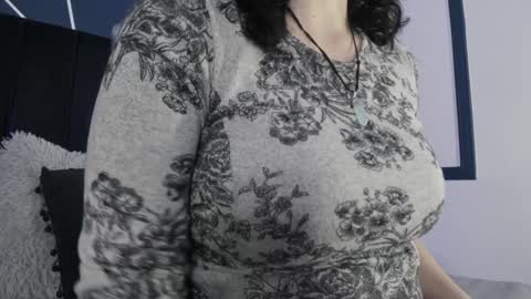 Snapshot of adeelinee chatting on 12-17-24, 07:37 Ade online show from 12-17-24, 07:37