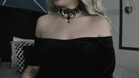 Snapshot of adeelinee chatting on 02-10-25, 07:49 Ade online show from 02-10-25, 07:49