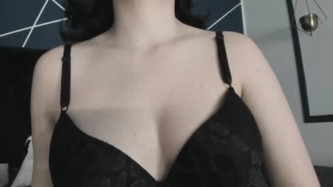 Snapshot of adeelinee chatting on 02-11-25, 07:48 Ade online show from 02-11-25, 07:48