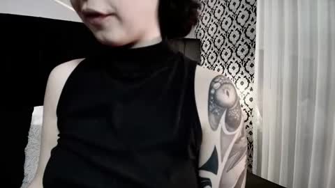 Snapshot of adeelinee chatting on 10-25-25, 08:03 Ade online show from 10-25-25, 08:03