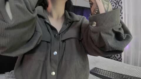 Snapshot of adeelinee chatting on 11-18-25, 07:40 Ade online show from 11-18-25, 07:40